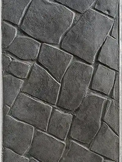 Pavimento de hormigón impreso con imitación piedra natural en color gris ceniza para suelos de exterior y entradas de chalets en Madrid