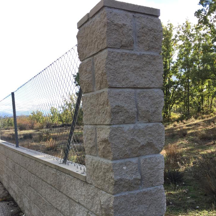 Construcción de muro perimetral con bloque Split gris en chalet de Guadalajara